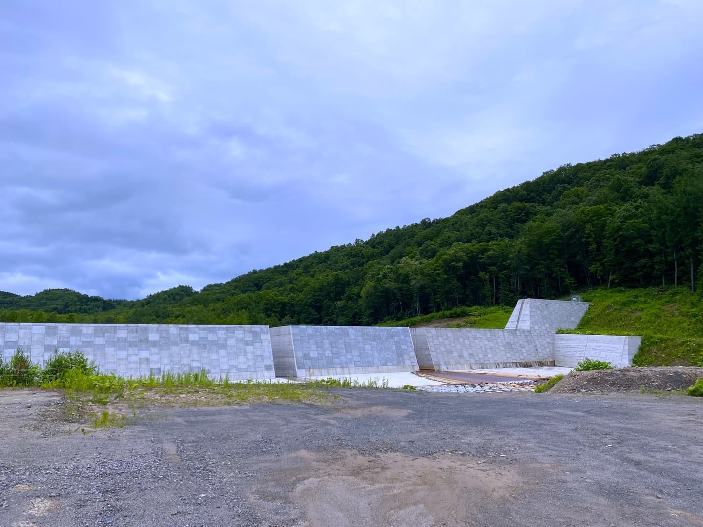 H28 火山砂防事業 富良野川5号堰堤.JPG